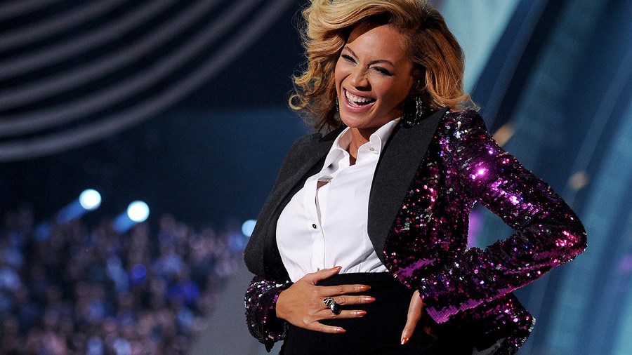 Η έγκυος Beyonce παίζει με τον φακό – ΦΩΤΟ