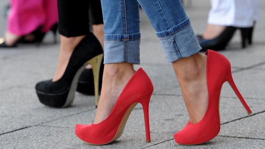 Γιατί οι σταρ φοράνε πάντα τακούνια ένα νούμερο μεγαλύτερα;