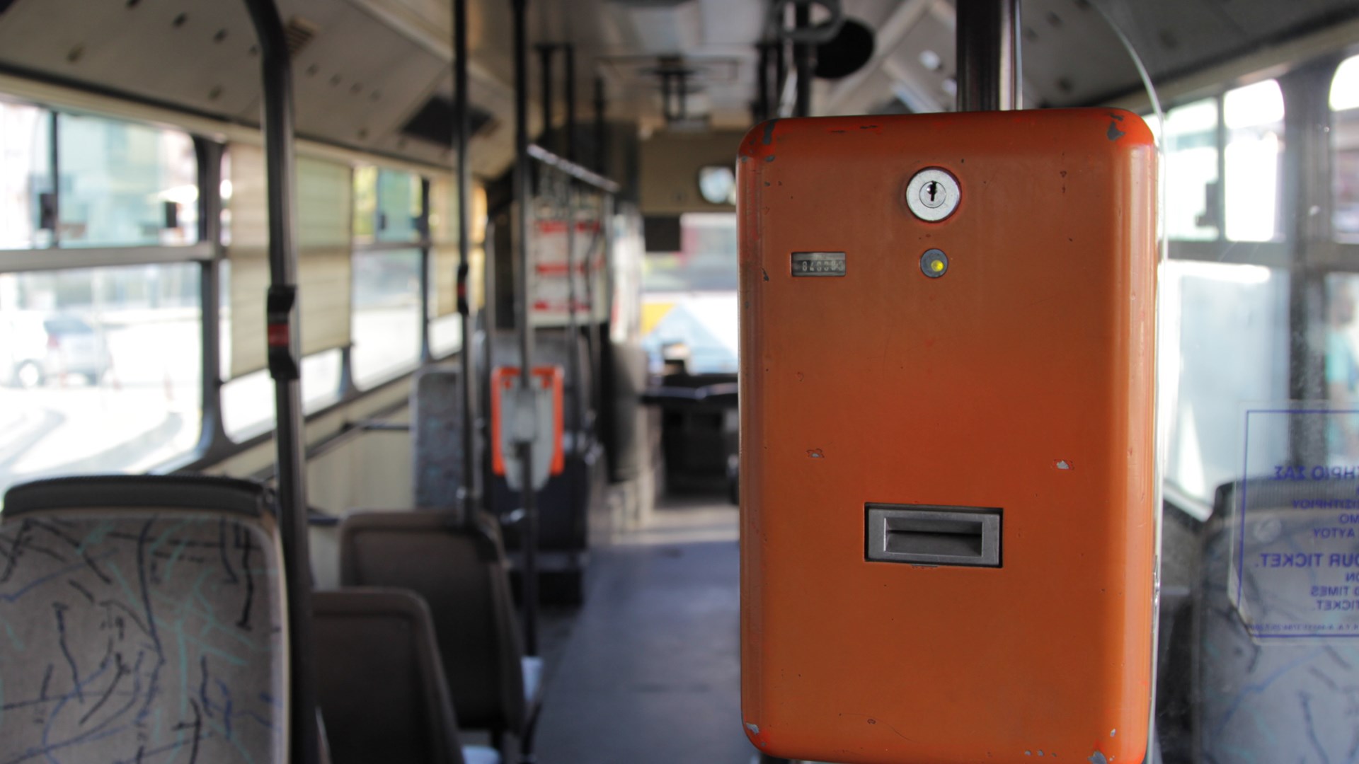 Τρεις συλλήψεις για καταστροφές σε ακυρωτικά μηχανήματα λεωφορείων