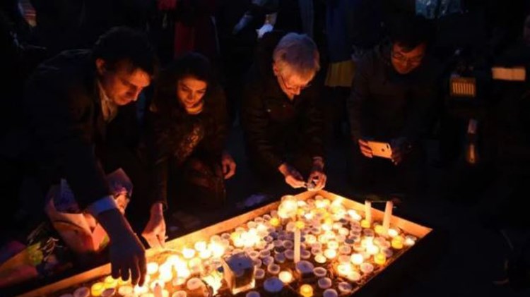 Αγρυπνία στην Πλατεία Τραφάλγκαρ στη μνήμη των θυμάτων της τρομοκρατικής επίθεσης – ΦΩΤΟ