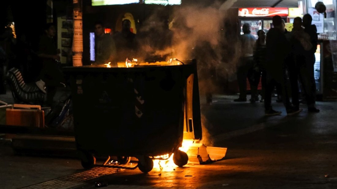 Φωτιά σε κάδους ανακύκλωσης έξω από το ΑΠΘ