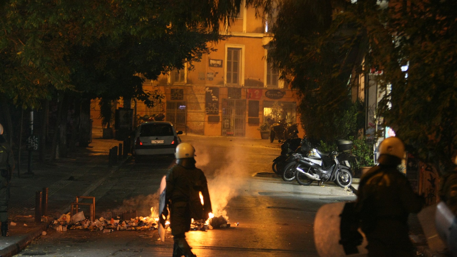 Νέες επιθέσεις σε διμοιρίες των ΜΑΤ στα Εξάρχεια