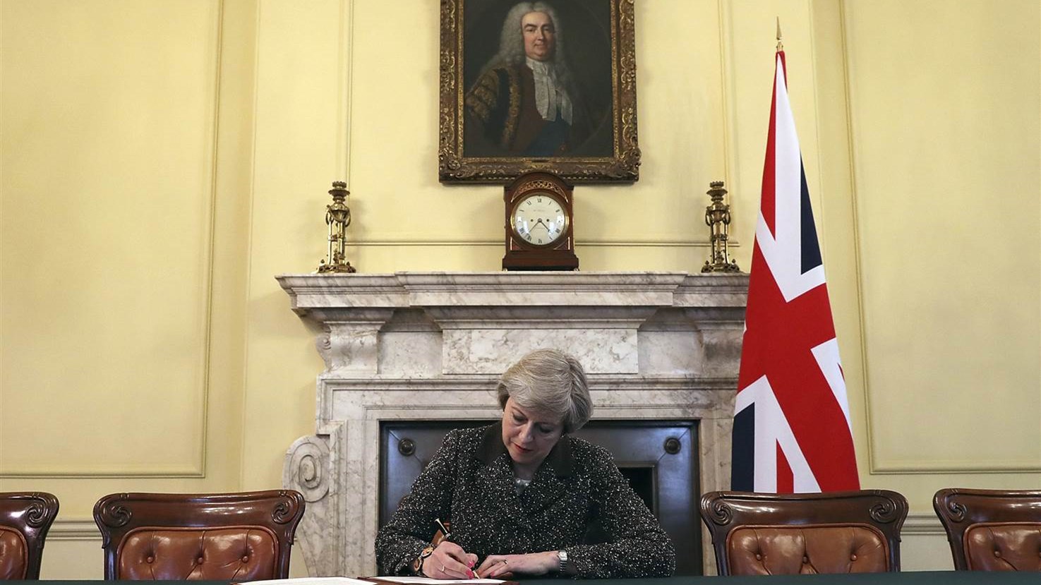 Η Τερέζα Μέι υπέγραψε την επιστολή για την έναρξη του Brexit