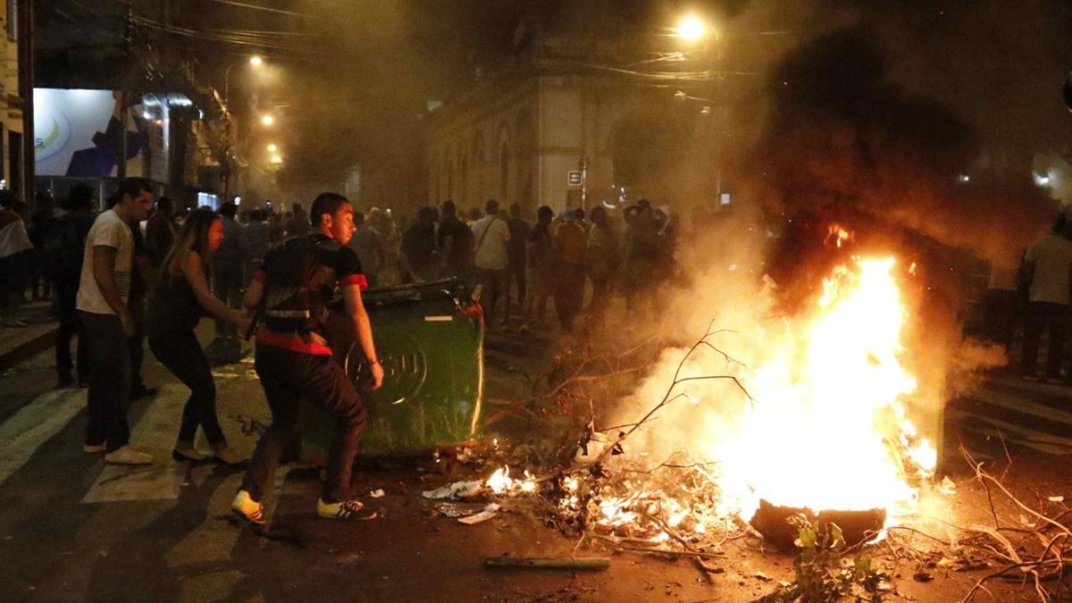 Διαδηλωτές έβαλαν φωτιά και κατέλαβαν το κτίριο του Κογκρέσου στην Παραγουάη – ΦΩΤΟ ΚΑΙ ΒΙΝΤΕΟ