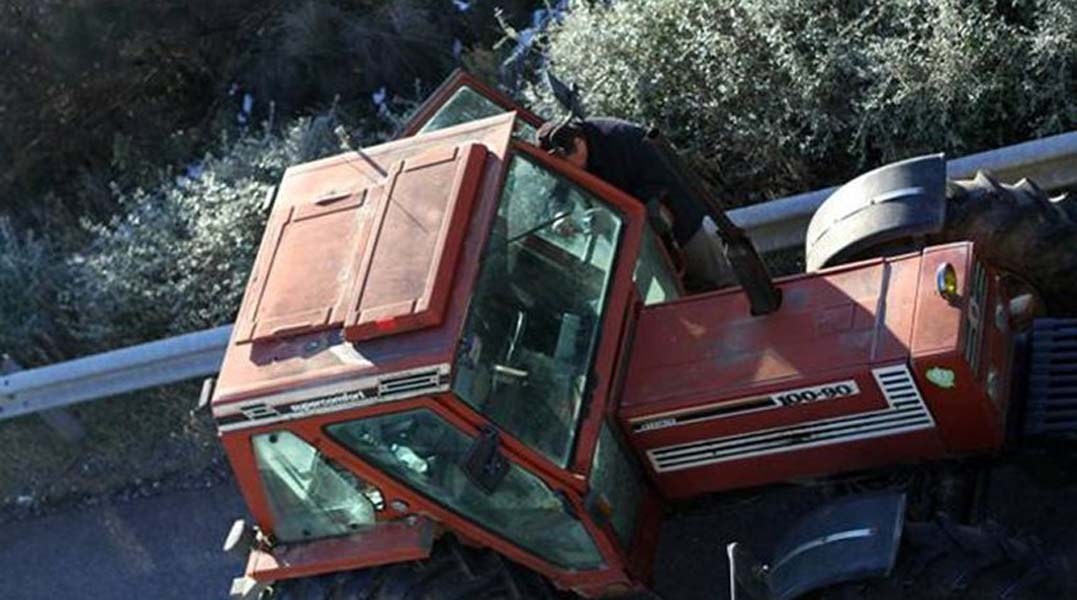 Τραγωδία στη Λάρισα: 21χρονος αγρότης καταπλακώθηκε από το τρακτέρ του
