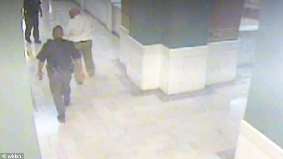 ΒΙΝΤΕΟ που σοκάρει: Κατηγορούμενος για βιασμό και δολοφονία 10χρονης αυτοκτόνησε μέσα στο δικαστήριο