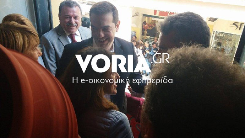 Η ατάκα του Τσίπρα για τον Σόιμπλε την ώρα που έριχνε τη στάμνα στο έθιμο των “Μπότηδων” – ΒΙΝΤΕΟ