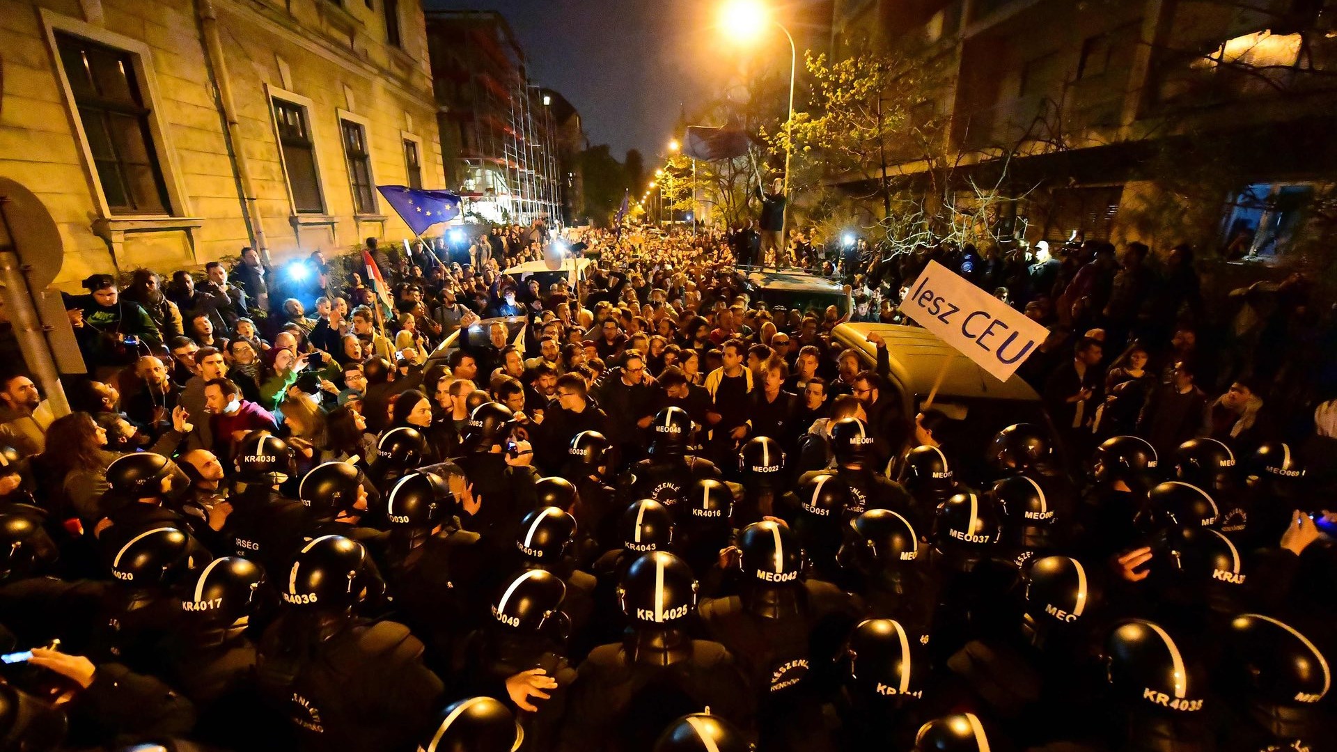 Ουγγαρία: Χιλιάδες Ούγγροι στους δρόμους κατά του Ορμπάν – ΦΩΤΟ