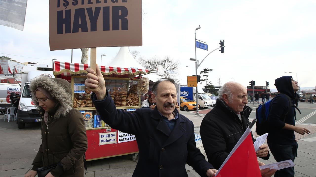 Τουρκία: Χτυπούν κατσαρόλες στα παράθυρα διαμαρτυρόμενοι για την επικράτηση του “ναι” – BINTEO