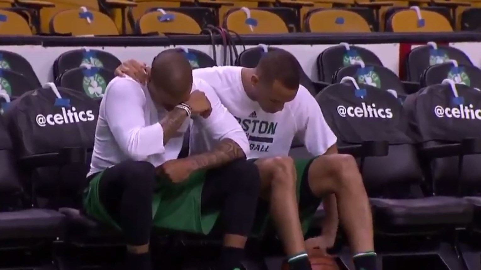 Ραγίζει καρδιές ο παίκτης που έμαθε πριν από το τζάμπολ ότι σκοτώθηκε η αδελφή του – ΒΙΝΤΕΟ