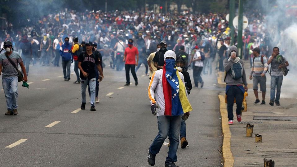 Χάος στη Βενεζουέλα – Διψήφιος ο αριθμός των νεκρών στις διαδηλώσεις κατά Μαδούρο