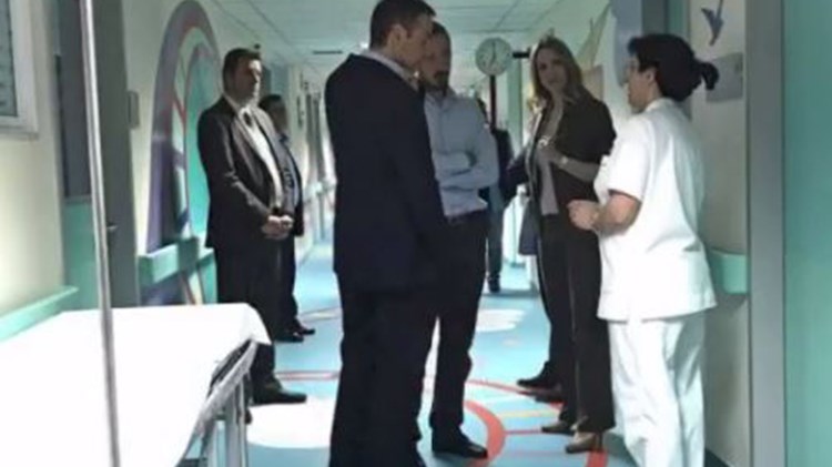 Αιφνιδιαστική επίσκεψη του Μητσοτάκη στο Νοσοκομείο Παίδων «Αγία Σοφία» – ΒΙΝΤΕΟ