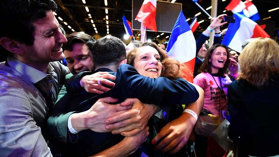Γαλλικές εκλογές: Πρώτος ο Μακρόν – Συσπείρωση κατά της Λεπέν στον β΄γύρο