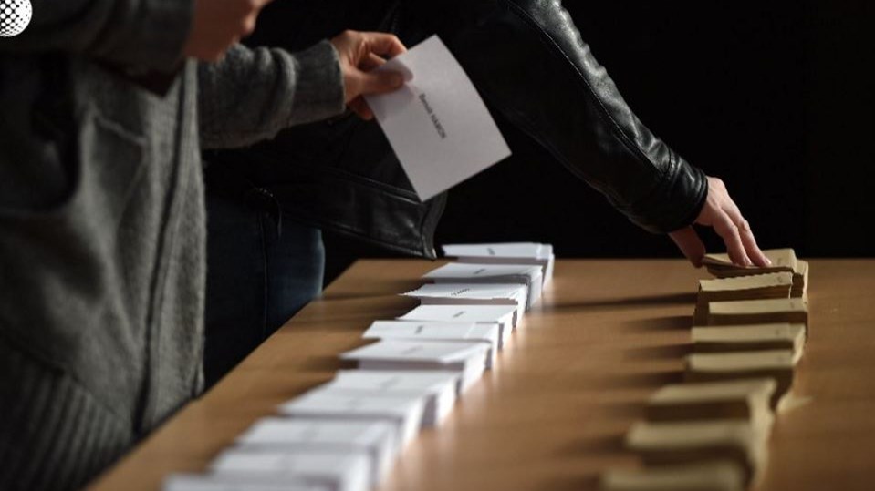 Ξεκίνησαν να ψηφίζουν οι υποψήφιοι των προεδρικών εκλογών στη Γαλλία