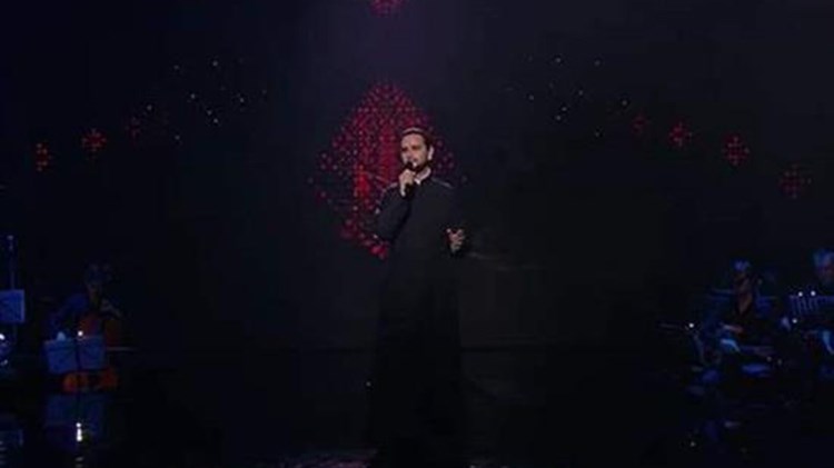 Ο παπάς τους έβαλε… τα γυαλιά στο τραγούδι και κέρδισε τον διαγωνισμό – ΒΙΝΤΕΟ