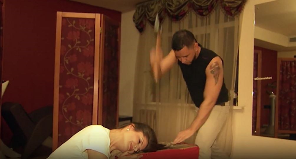 Εσείς θα πηγαίνατε για κούρεμα σε κομμωτή με… τσεκούρι; – ΒΙΝΤΕΟ