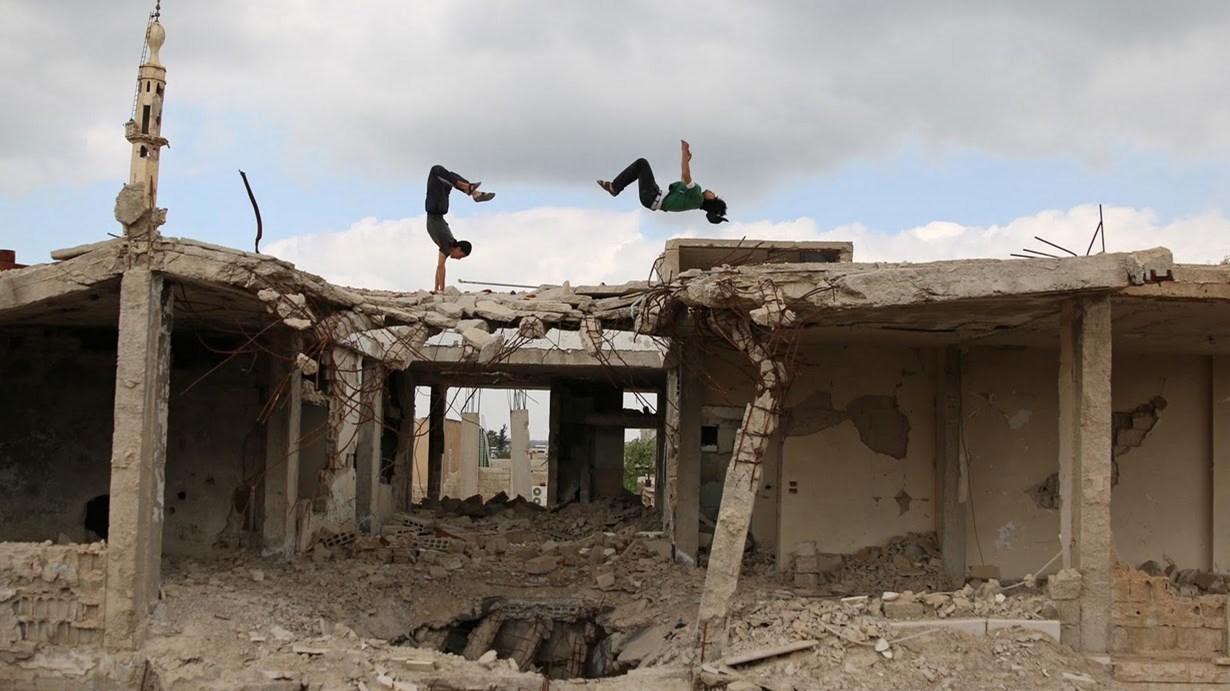 Σύροι έφηβοι κάνουν παρκούρ στα χαλάσματα του πολέμου – ΦΩΤΟ