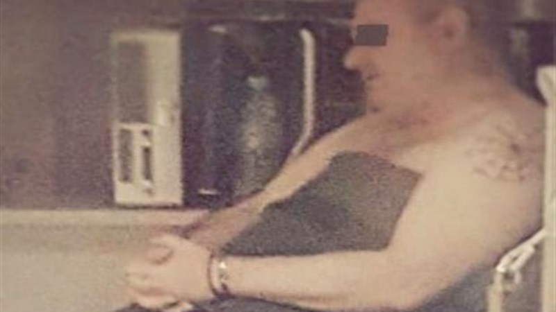 Φωτογραφία ΣΟΚ του δράκου της Δάφνης – Ημίγυμνο τον βρήκαν οι αστυνομικοί όταν εισέβαλαν στο κολαστήριο