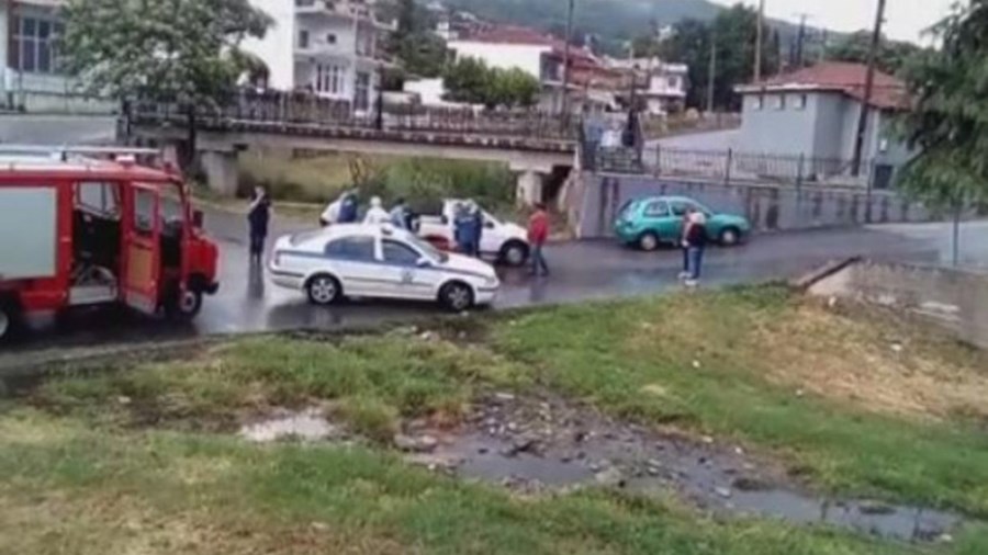 Λάρισα: Ηλικιωμένος μεταφέρθηκε στο Κέντρο Υγείας πάνω σε καρότσα αγροτικού – ΒΙΝΤΕΟ