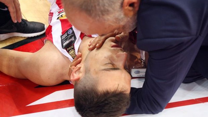 O τραυματισμός του Παπαπέτρου που πάγωσε το ΣΕΦ – ΒΙΝΤΕΟ