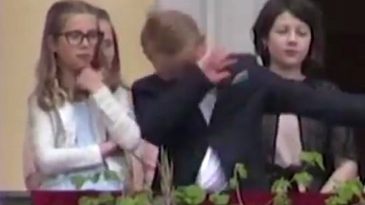 Ο πρίγκιπας της Νορβηγίας έσπασε το πρωτόκολλο με μία κίνηση “Dab” – ΒΙΝΤΕΟ