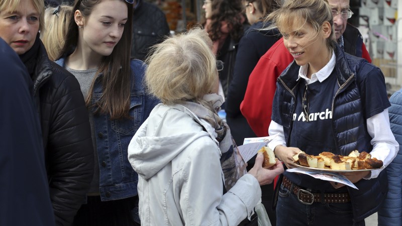Ο Μακρόν κατεβάζει στην πολιτική την μικρή κόρη της γυναίκας του