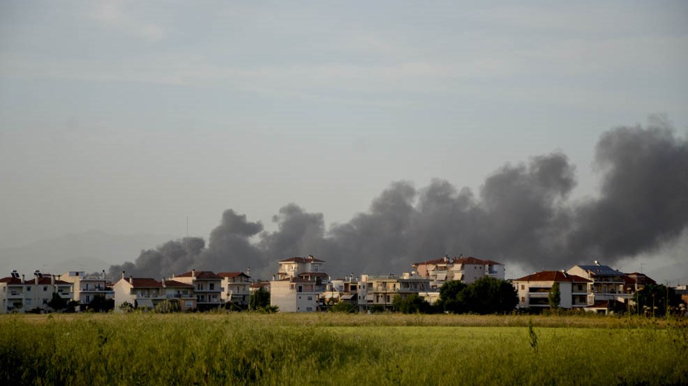 Λάρισα: Μεγάλη πυρκαγιά σε μάντρα ελαστικών – ΦΩΤΟ