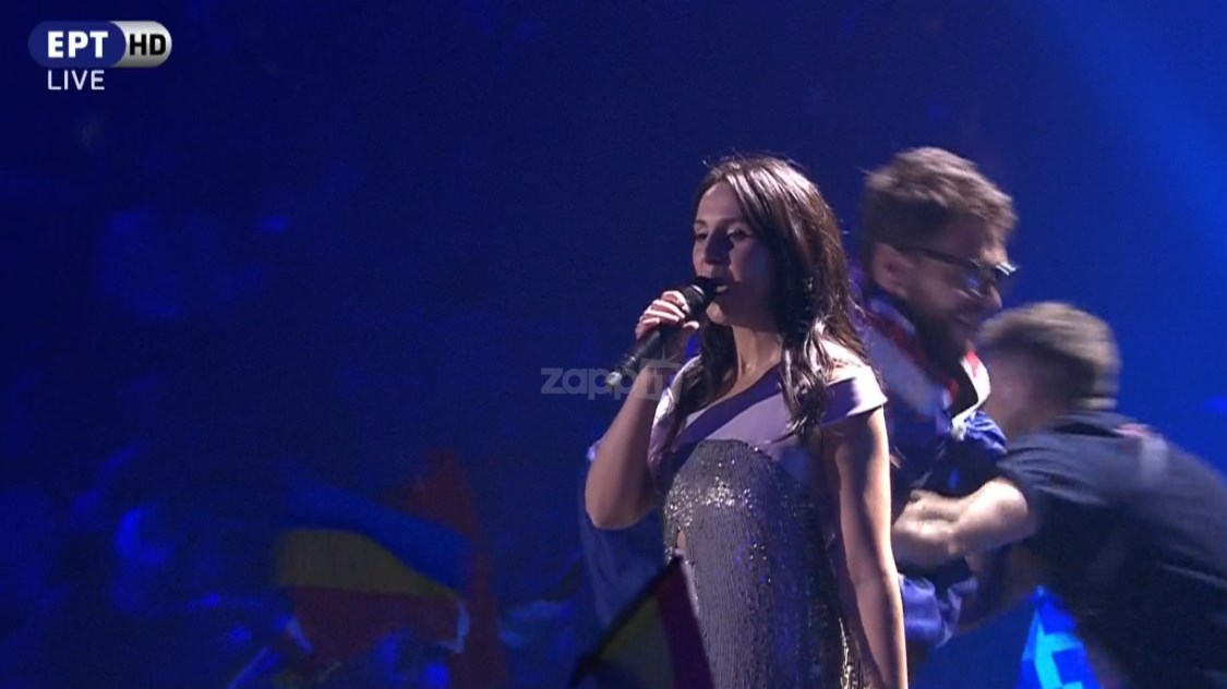 Eurovision 2017: Κατέβασε το παντελόνι και έδειξε τα οπίσθια του πάνω στη σκηνή – ΦΩΤΟ