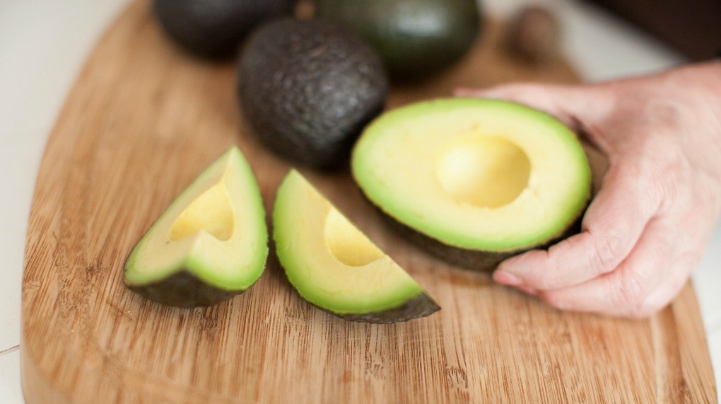 Η μεγάλη… απειλή για τους ερασιτέχνες μάγειρες: Το «χέρι του αβοκάντο»