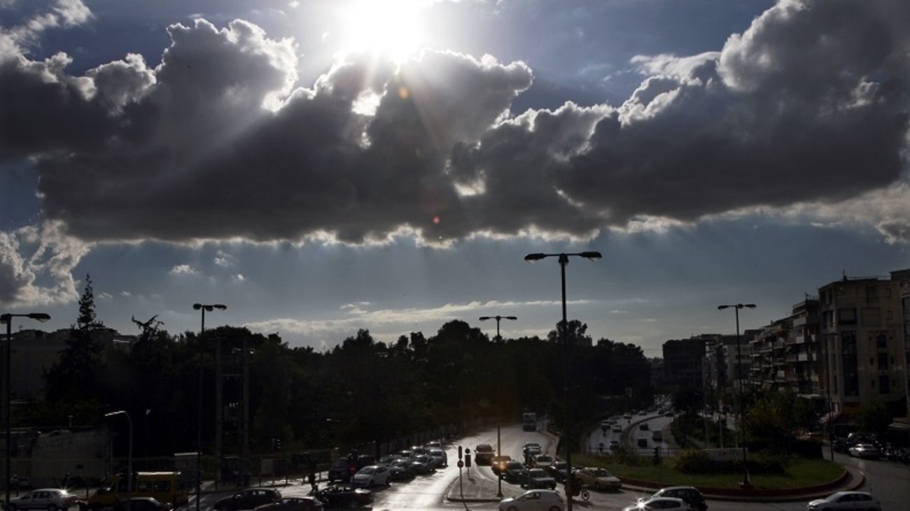 Πέφτει η θερμοκρασία σήμερα – Σε ποιες περιοχές θα βρέξει