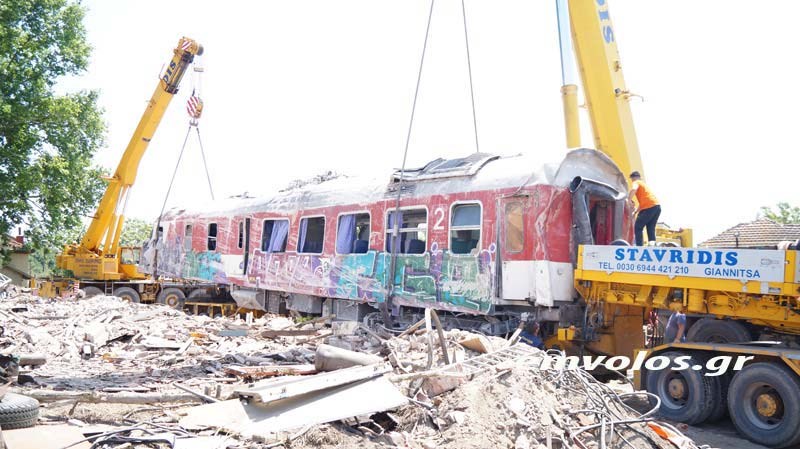 Η στιγμή της απομάκρυνσης της μηχανής του μοιραίου τρένου στο Άδενδρο – ΦΩΤΟ – ΒΙΝΤΕΟ