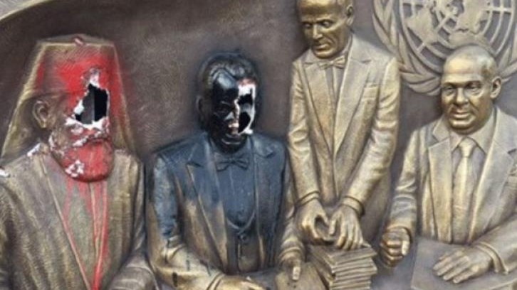 Βανδάλισαν τη μορφή του Μακάριου σε μνημείο στην Κωνσταντινούπολη – ΦΩΤΟ