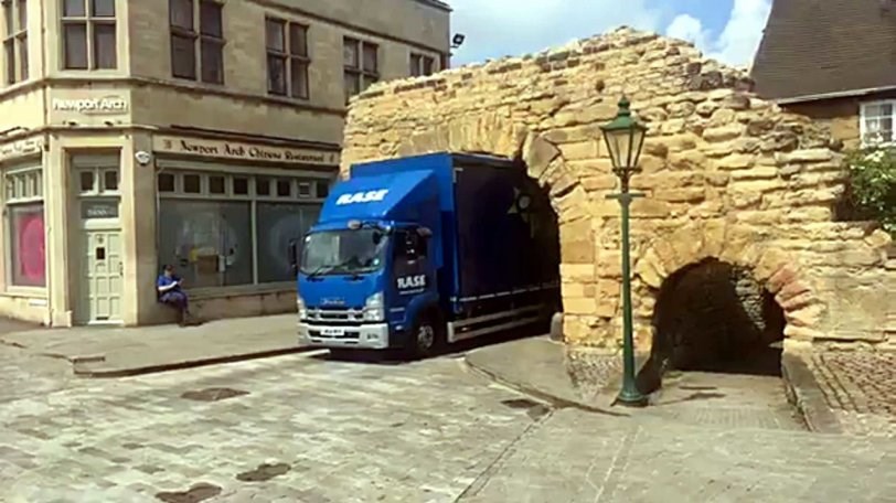 Βρετανία: Φορτηγό σφήνωσε σε… αρχαία ρωμαϊκή αψίδα