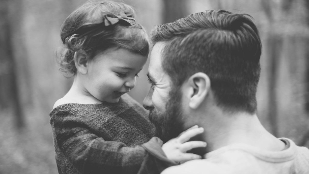 Οι μπαμπάδες αντιδρούν πιο ευαίσθητα στις κόρες τους από ότι στους γιους τους