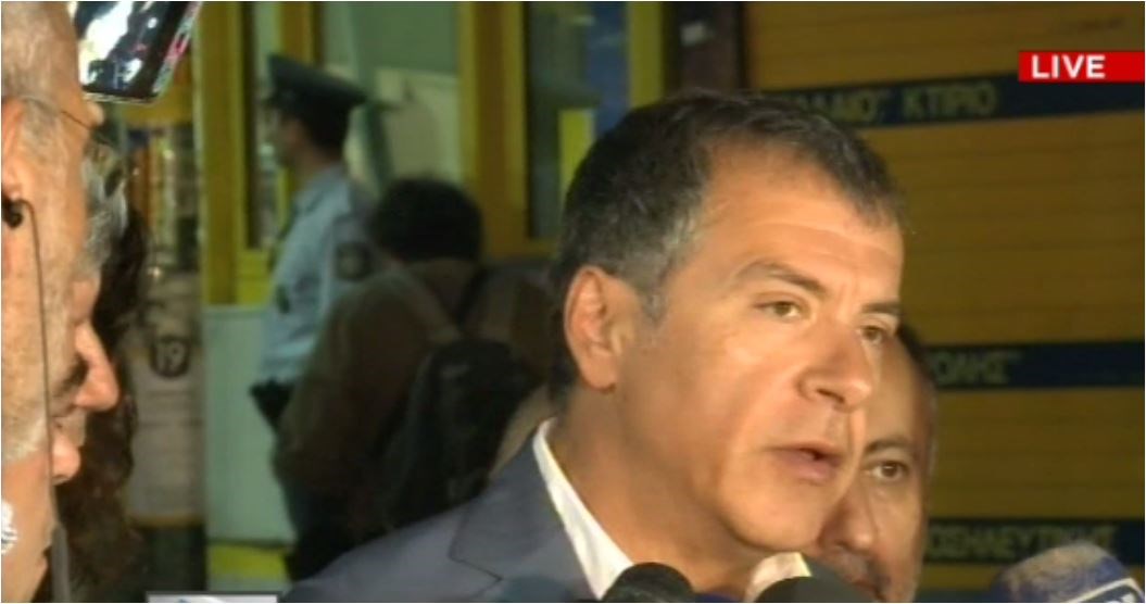 Ο Θεοδωράκης για την επίθεση κατά του Παπαδήμου: Πρέπει να σκεφτούμε όλοι μας ποιος οπλίζει τα χέρια των δολοφόνων