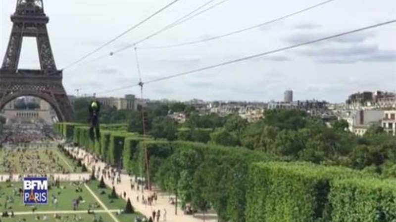 Άλμα από τον Πύργο του Άιφελ που κόβει την ανάσα – ΒΙΝΤΕΟ