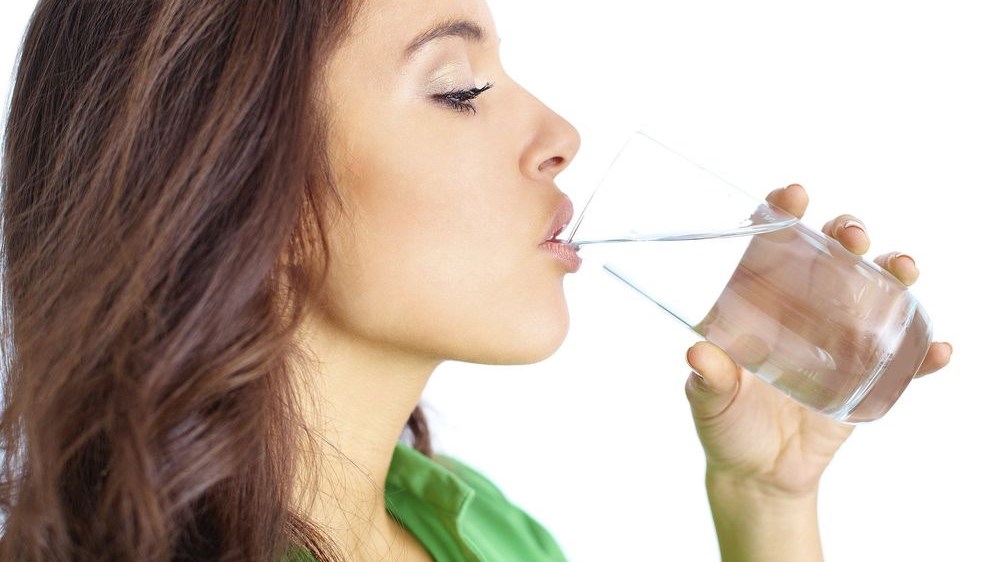 Τι συμβαίνει στο σώμα σου αν πίνεις νερό με το που ξυπνάς