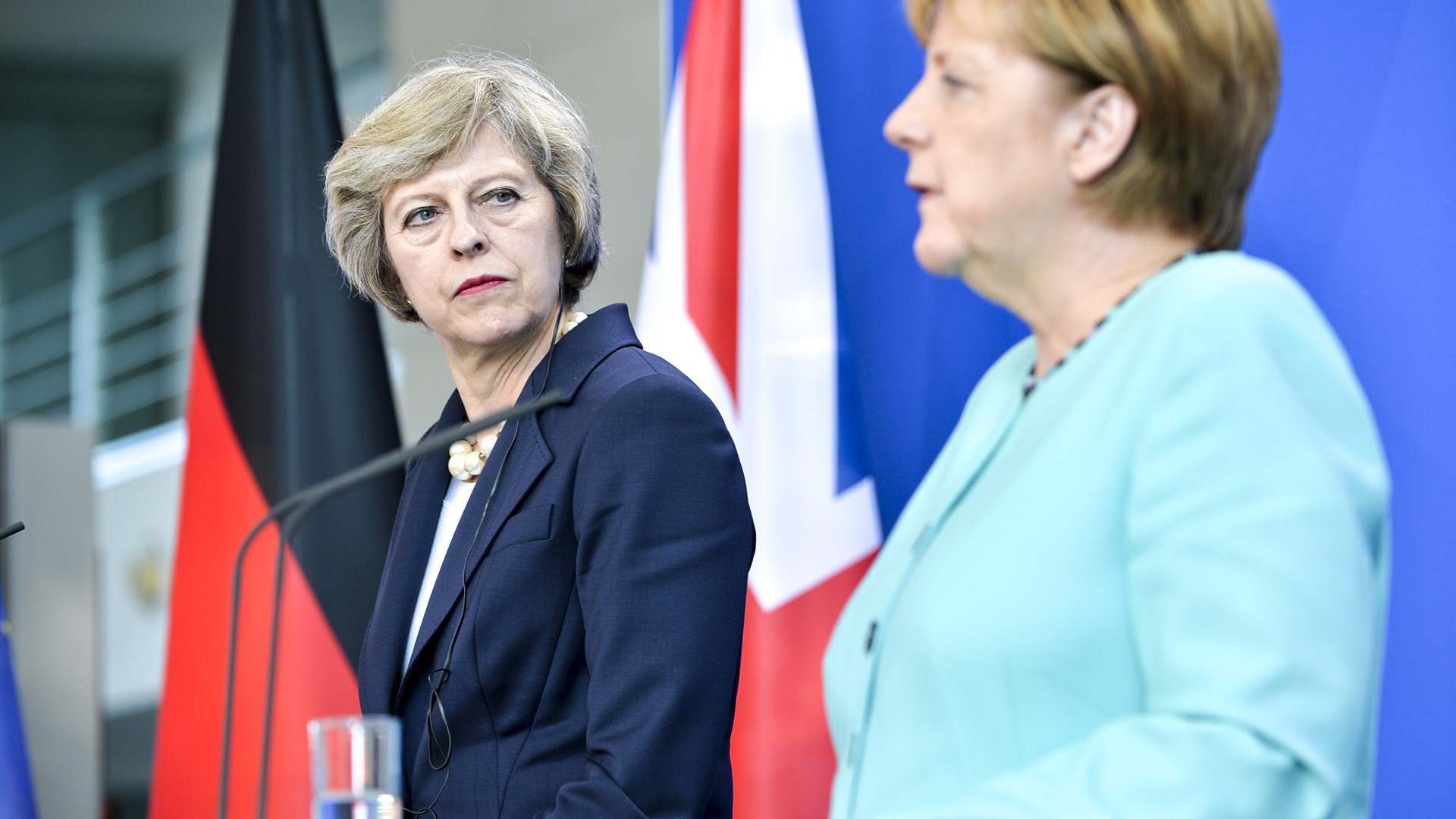 Brexit: Η Μέι επιβεβαίωσε την Μέρκελ ότι θα αρχίσουν οι διαπραγματεύσεις εντός δύο εβδομάδων