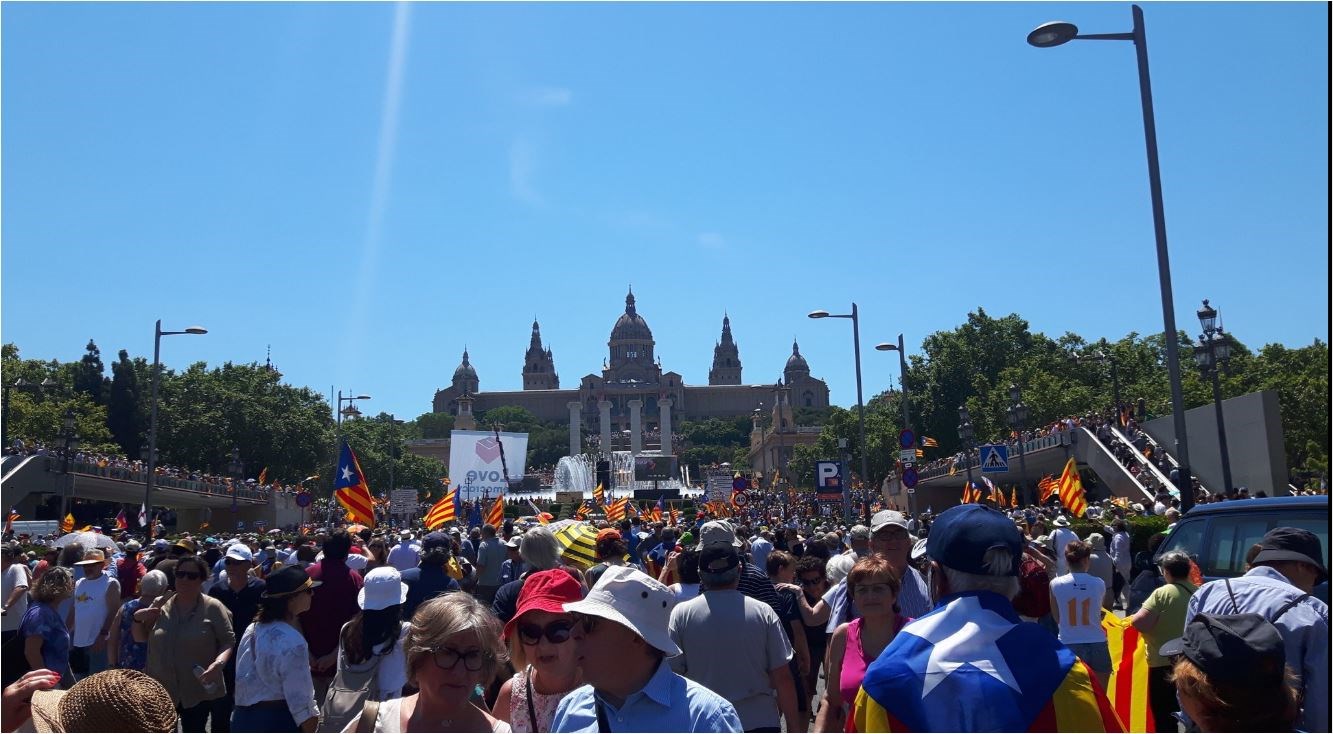 Βαρκελώνη: Χιλιάδες διαδηλωτές υπέρ του δημοψηφίσματος για την ανεξαρτησία της Καταλωνίας – ΦΩΤΟ