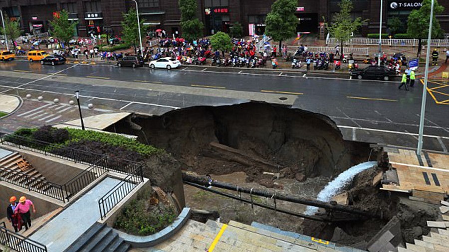 Άνοιξε η γη και “κατάπιε”… ένα αυτοκίνητο και ένα δέντρο – ΒΙΝΤΕΟ – ΦΩΤΟ