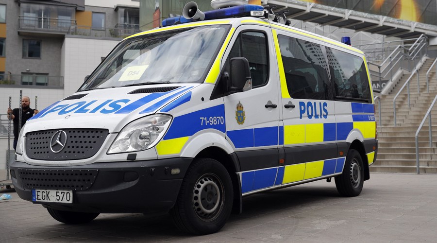 Τρόμος στη Στοκχόλμη – Κλεμμένο φορτηγάκι έπεσε πάνω σε αυτοκίνητα – ΤΩΡΑ – ΒΙΝΤΕΟ