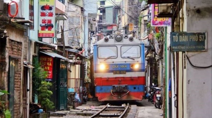 Όταν τα τρένα διασχίζουν τα πιο περίεργα μέρη – ΦΩΤΟ