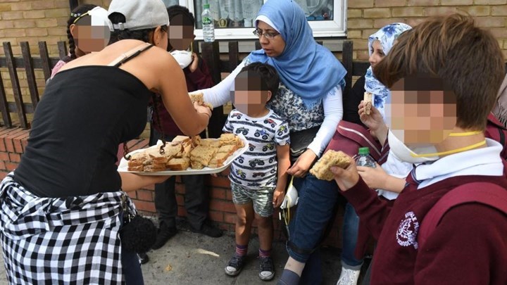 Συγκινητικές εκδηλώσεις αλληλεγγύης για τους επιζώντες της τραγωδίας στο Λονδίνο – ΦΩΤΟ