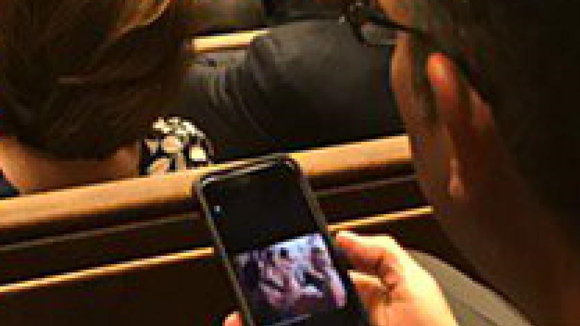 Βουλευτής κοιτούσε… αισθησιακές χορεύτριες στο κινητό του μέσα στη Βουλή – ΦΩΤΟ