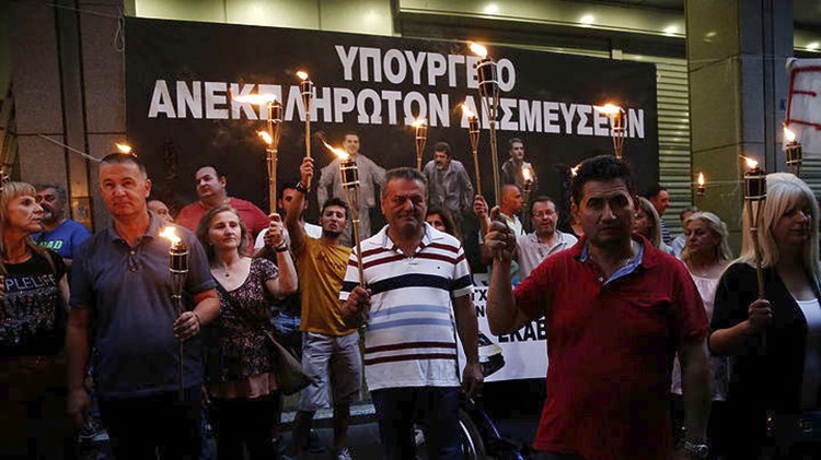 Ολονύχτια διαμαρτυρία της ΠΟΕΔΗΝ έξω από το υπουργείο Οικονομικών