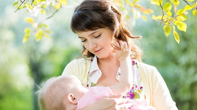 Ο θηλασμός προστατεύει και την μητέρα: Μειώνει τον κίνδυνο εμφράγματος ή εγκεφαλικού