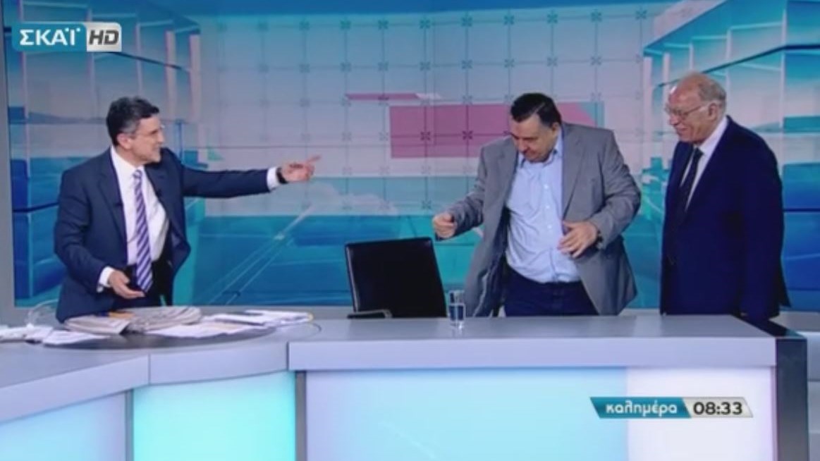 Η θερμή χειραψία Καρατζαφέρη – Λεβέντη on air και ο Αυτιάς σε ρόλο… ηχολήπτη – ΒΙΝΤΕΟ