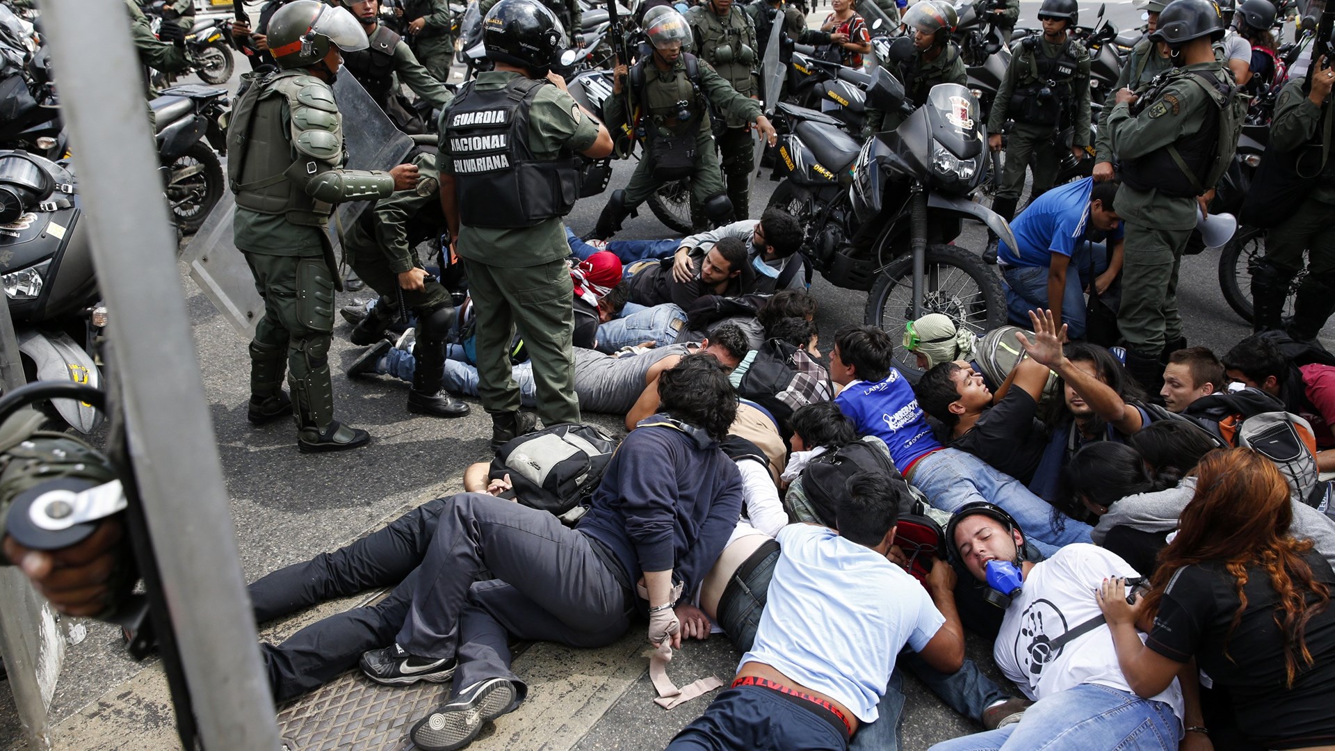 Bενεζουέλα: Με 75 νεκρούς ήδη, ο Μαδούρο καλεί τις αρχές ασφαλείας… να μην σκοτώσουν άλλους διαδηλωτές