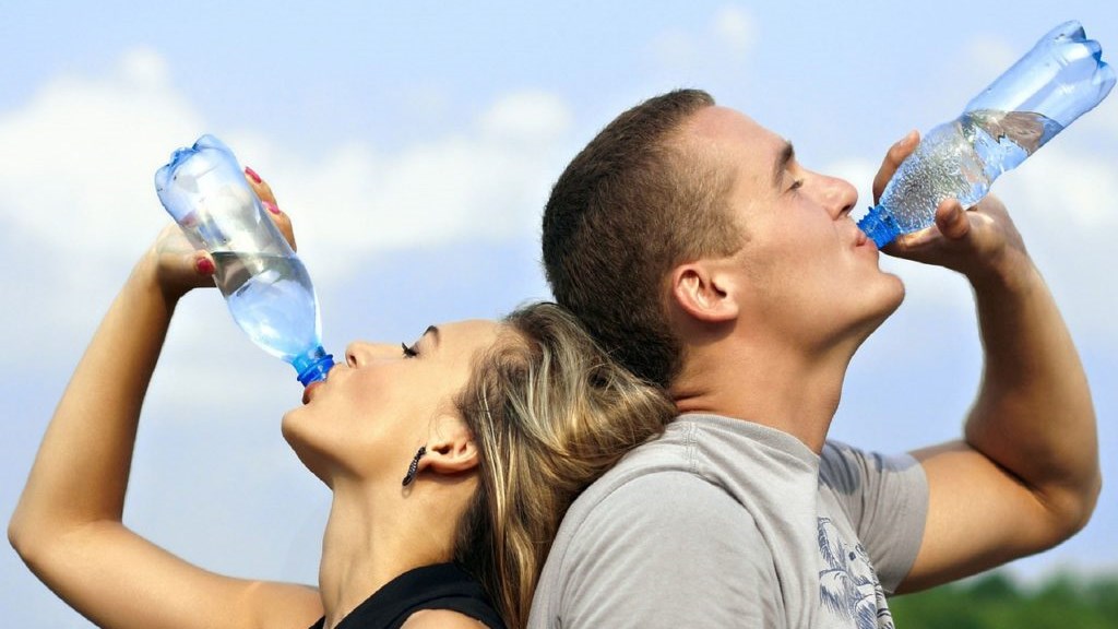 Γνωρίζετε πόσο νερό πρέπει να πίνουμε το καλοκαίρι;
