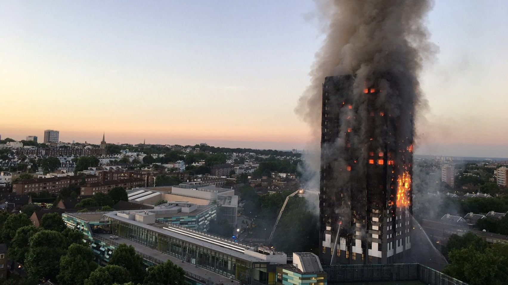 FT: Οι ασφαλιστικές εταιρείες είχαν προειδοποιήσει την βρετανική κυβέρνηση για τον κίνδυνο πυρκαγιάς σε ουρανοξύστες